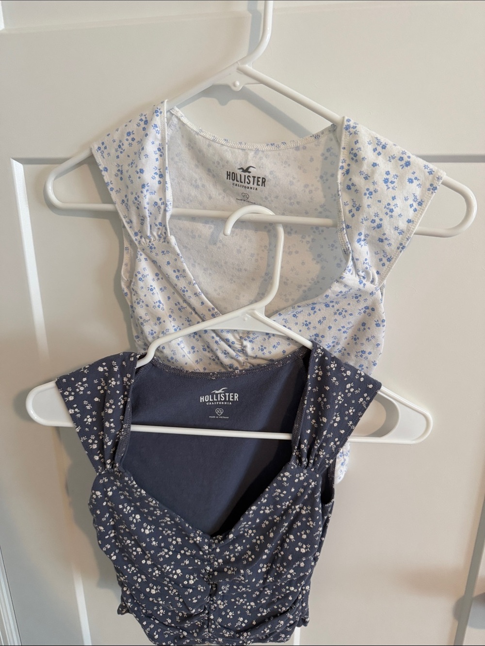 Hollister Navy Floral and White Light blue Ruched Crop Tops women's XS